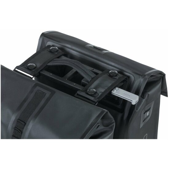 Basil Tas dubbel Bas Urban Dry MIK 50ltr 17782 Solid Black - Afbeelding 3